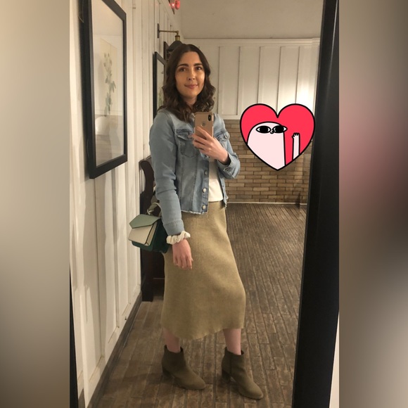 Meet your Posher, Carly - Picture 2 of 2